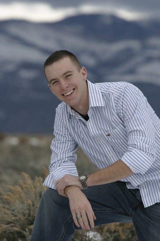 senior photo shoot in front of taos mountain