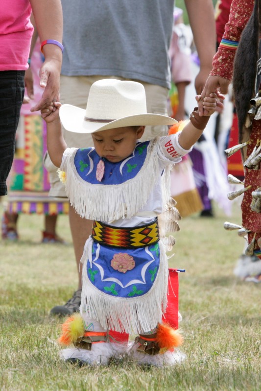 Tiny tot pow wow participant