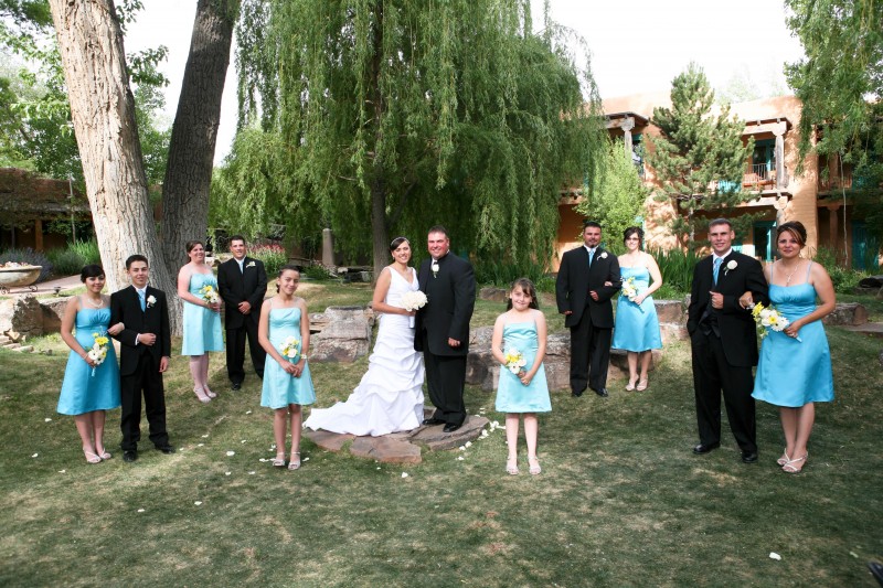 beautiful poses for wedding party