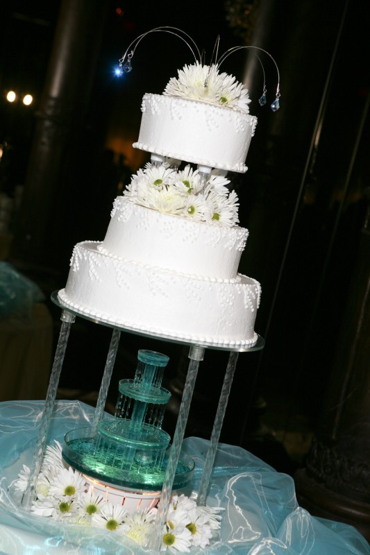 wedding cake with daisys