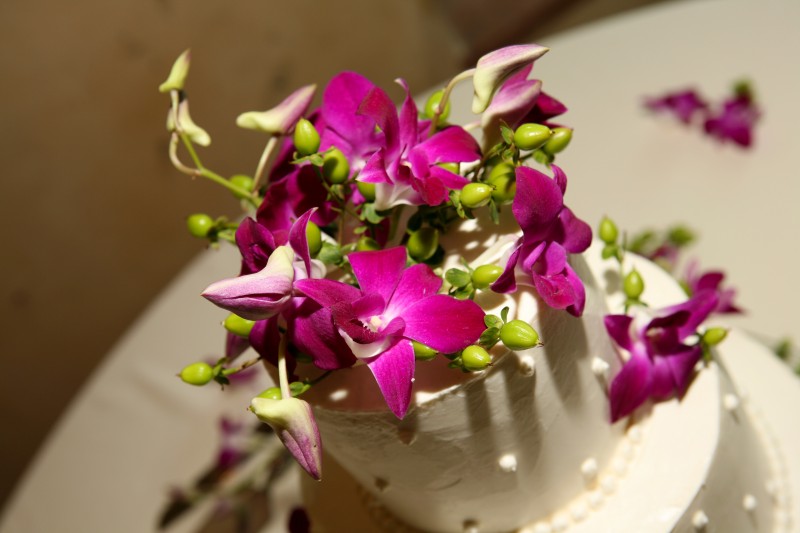 fresh flowers for wedding cake