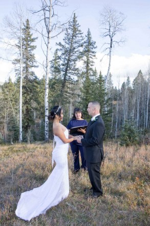 Late October wedding underneath the ponderosa pines