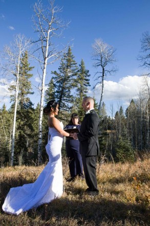 A wedding with golden autumn light and long shadows