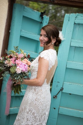 Bride with turquoise background and bouquet with succulents