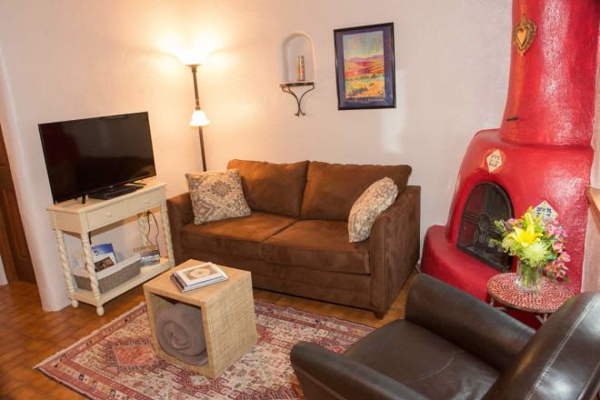 Small appartment rental with kiva fireplace near Taos plaza in central Taos county