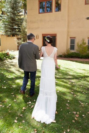 Taos wedding in early autumn with green grass and leaves on the ground