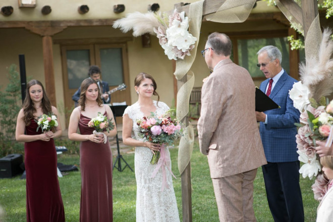 Wedding with New Mexico architecture and professional bouquet