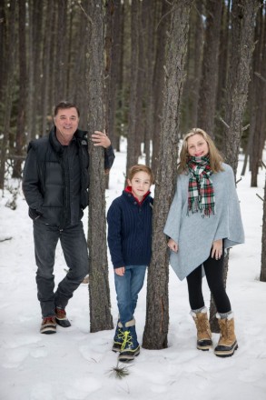 Family pictures in Sorel boots and winter outfits in Angel Fire, NM