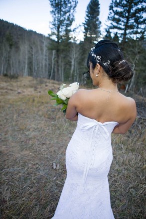 Chisato holds her wedding flowers in Valle Escondido