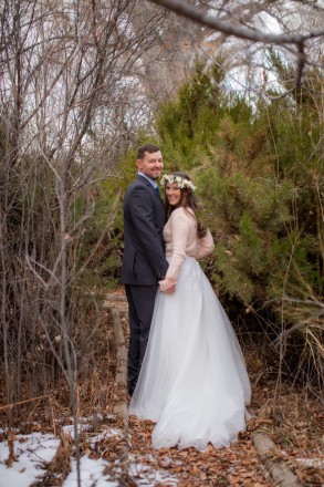 bride and groom outdoors in December in Taos, NM with juniper and snow