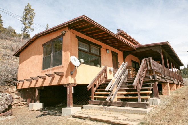 Cabin with satellite TV for a mountain Taos vacation