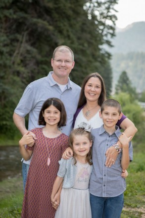 Family photos with fire season's smokey mountains in Red River