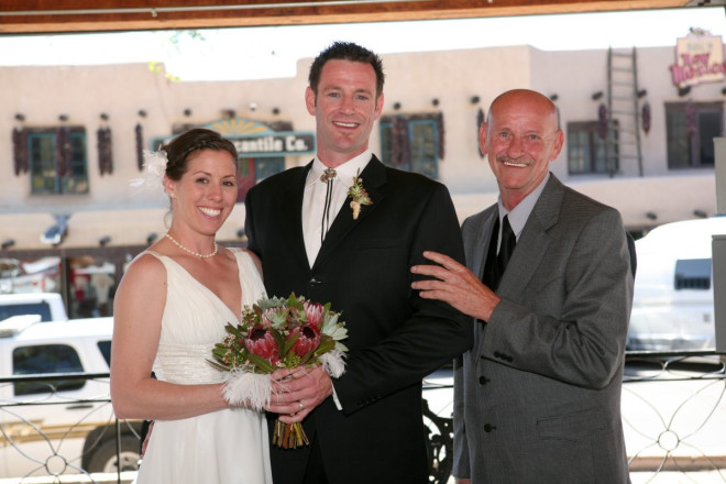 Family photos with the wedding couple in the Taos plaza