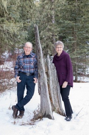 Couple pose in Carson National Forest for snowy pics celebrating their March anniversary