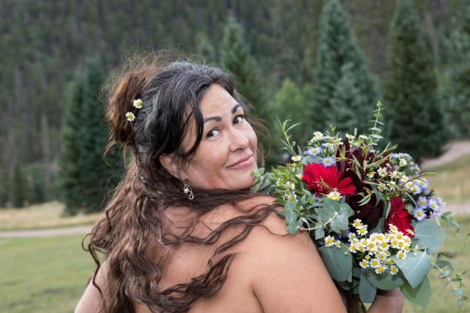 Catrina was as pretty as a picture with her beautiful end-of-summertime wedding flowers