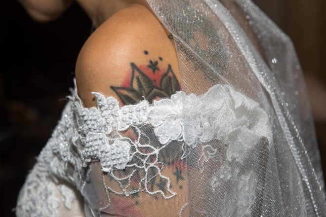 Lace and veil and tattoos: important wedding details