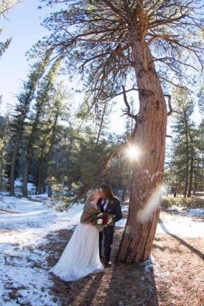 Ponderosa pines and the snow covered ground made this Red River wedding so photogenic!