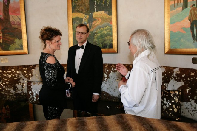 The officiant speaks candidly to the bride and groom during the ceremony