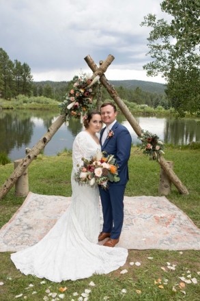 Bohemian wedding stylewith airy bouquet and triangle altar