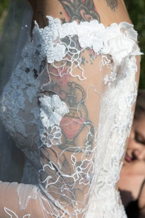 The lace on Courtney's dress was a perfect accent to her tattoos visible underneath